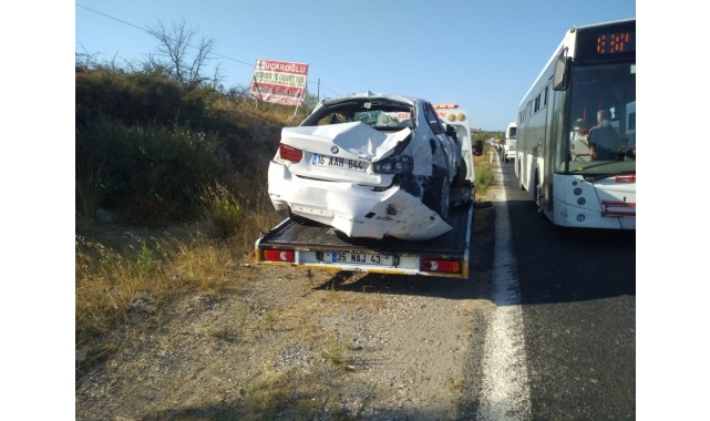 İzmir'de virajı alamayan otomobil kanala yuvarlandı: 3 yaralı
