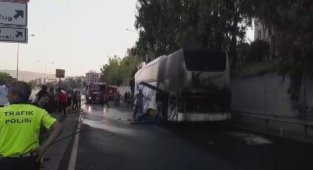 İzmir'de yolcu otobüsü alev aldı, faciadan dönüldü