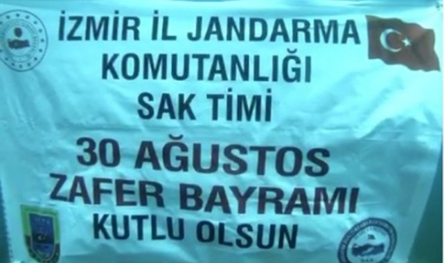 Jandarmadan su altında 30 Ağustos kutlaması