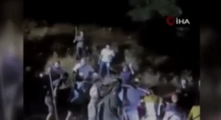 Kız kaçırmaya geldiler, kundakçı sanılıp linç edildiler!