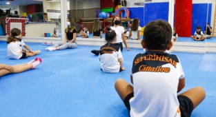 Seferihisar Belediyesi Yaz Spor Okulu 12 branş ile devam ediyor