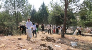 Torbalı'da gönüllülerden çöp toplama etkinliği