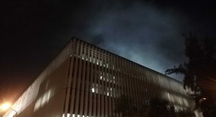 5 katlı binada çatı yangını çıktı, Gürsel Aksel Stadı duman altında kaldı