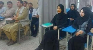 Afganistan'da sınıfı perdeyle ayırdılar