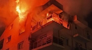 Ailesi uyurken evi ateşe verdi!