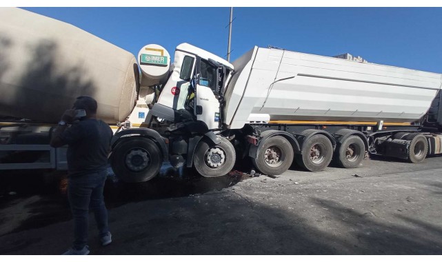 Arıza yapan tıra arkadan çarpan beton mikseri sürücüsü ağır yaralandı