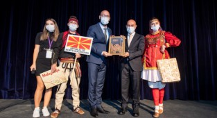 Balkan Festivali’nin katılımcılarından Soyer'e teşekkür ziyareti