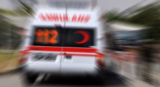 Bariyerlere çarpan otomobil takla attı: 1 ölü