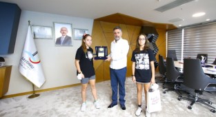 Başkan Sandal Bayraklı'nın gururu İlkim'e sahip çıktı