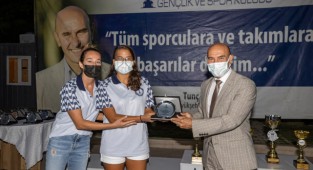 Başkan Soyer sporcularla bir arada!