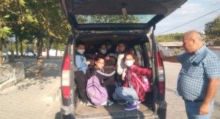 Bergama'da öğrenciler virüsle kol kola okula