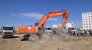 Bir yıl önce temeli atılan hastaneye çivi bile çakılmadı