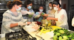 Bornovalı kadınlar kışa hazırlanıyor!