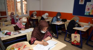 Buca'da okuma-yazma kursları kadınlara ışık oldu