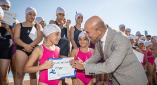 Büyükşehir'den 130 çocuğa yüzme kursu sertifikası