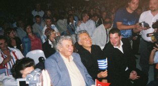 Çeşmeli fotoğrafçının Teodorakis fotoğrafları Yunan basınında