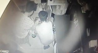 Çocukların hırsızlığı güvenlik kamerasında