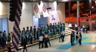 DEÜ mezuniyetinde İstanbul Sözleşmesi maskesi takan öğrencilere darp!