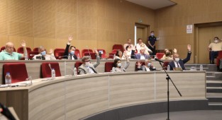 Gaziemir Meclisi'nde CHP'li üyeler AKP'yle hareket etti!