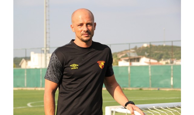 Göztepe'nin yeni teknik direktörü Nestor El Maestro ilk antrenmanına çıktı