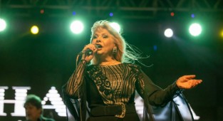 Hanka Paldum kardeşlik festivali için sahnede