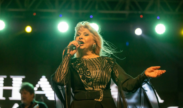 Hanka Paldum kardeşlik festivali için sahnede