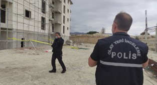 İnşaattan düşen oğlunu terliğinden tanıdı!