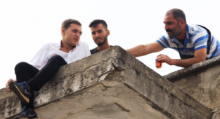 İntihar için çatıya çıktı, çay ikramı sırasında polis yakaladı