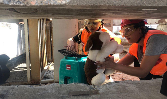 İzmir İtfaiyesi’nden afette kurtarılacak can dostlar için eğitim