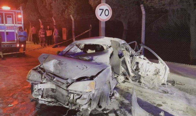 İzmir'de feci kaza! Beton bariyerlere çarpan otomobil alev aldı