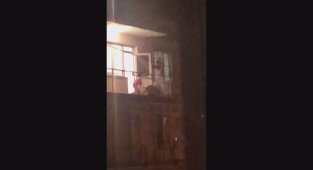 İzmir'de koca dehşeti...Genç kadını çocuklarının gözü önünde böyle darp etti