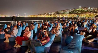 İzmirliler denizde sinemayı sevdi