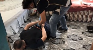 Kadınları taciz edip gizlice kameraya çeken sahtekar yakalandı