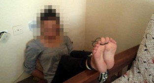 Kadınları para karşılığı falakaya yatırdı!