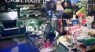 Kimlik göstermeyip polise bıçak çeken şüpheli, vurularak etkisiz hale getirildi