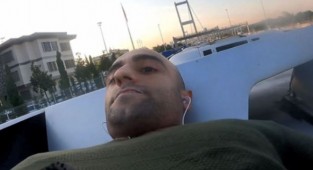 Metrobüsün üzerinde yolculuk yapan kişi gözaltına alındı