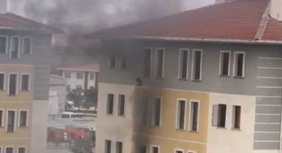  Önce kızını attı! Sonra kendi atladı!