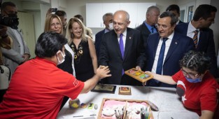 Özel çocuklardan Kılıçdaroğlu’na karşılama    