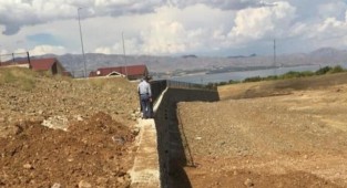 TOKİ, dere yatağına deprem konutu yapmış