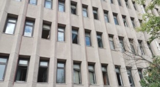 Tutuklama kararını duyan sanık pencereden atladı!