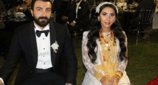 Yeni evli çifte 2 milyon lira ve 4 kilo altın takıldı