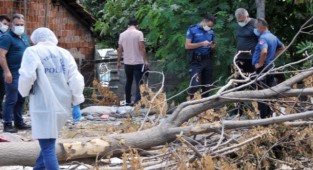 Yıkılan binanın molozları arasından ceset çıktı!