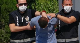 Arkadaşının kafasına sıktı, karşısına oturup bekledi