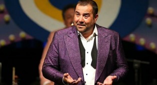 Ata Demirer'den Ege’deki imara tepki