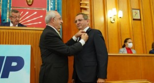 Başkan Ergin CHP’ye geçti! Rozeti Kılıçdaroğlu taktı