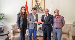 Başkan Soyer Bucalı apartman görevlilerini ağırladı