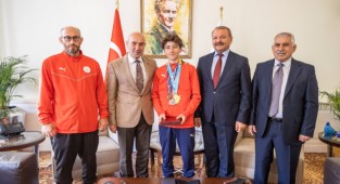 Başkan Soyer plaj güreşi şampiyonu Miraç Saraç’ı ağırladı