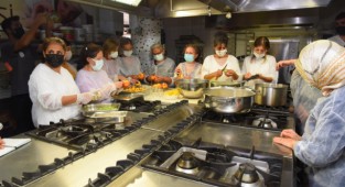 Bornova'da kadınlar reçel atölyesinde buluştu