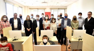 Bornova’dan mülteci çocuklara bilgisayar laboratuvarı