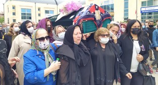 Boynundan bıçaklanarak öldürülen genç kadının tabutunu kadınlar taşıdı